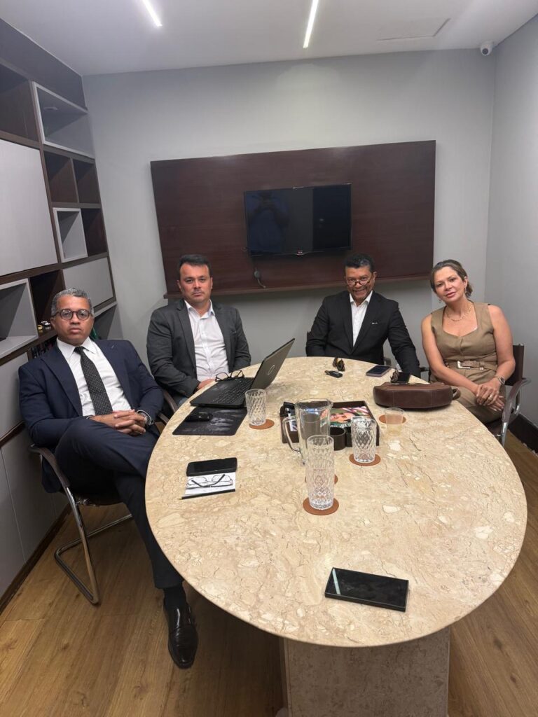 Dra. Márcia Meireles realiza reunião estratégica com corpo jurídico em Salvador